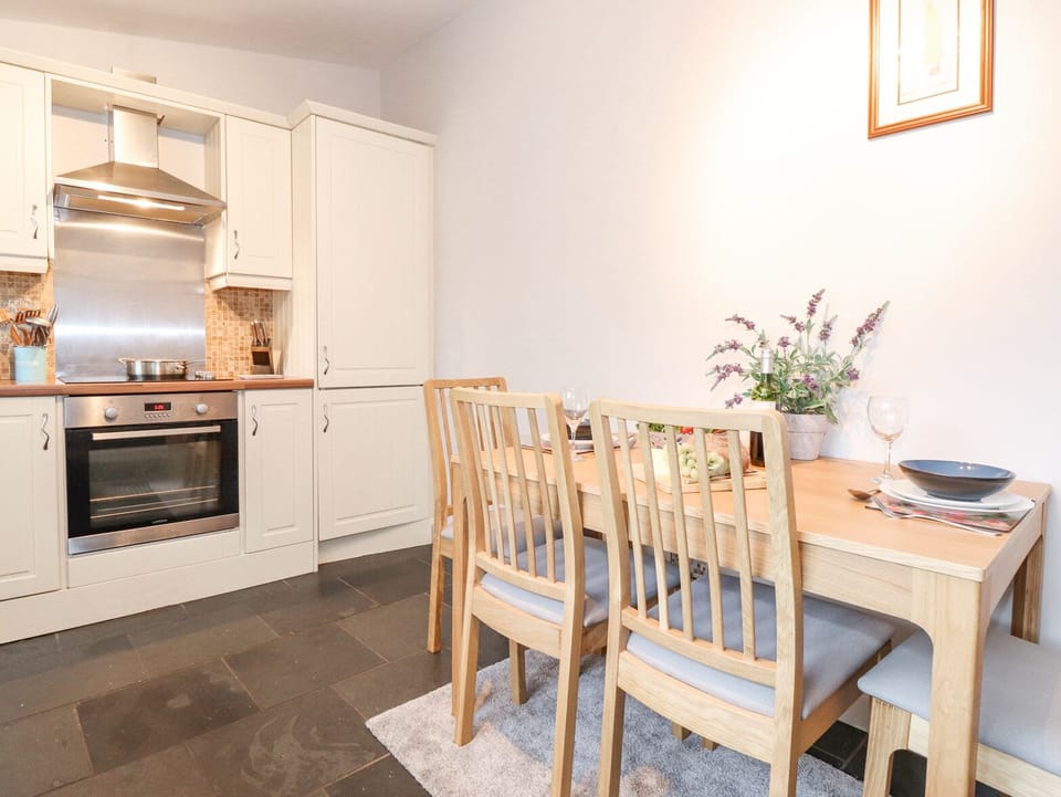 Cottage | Dining