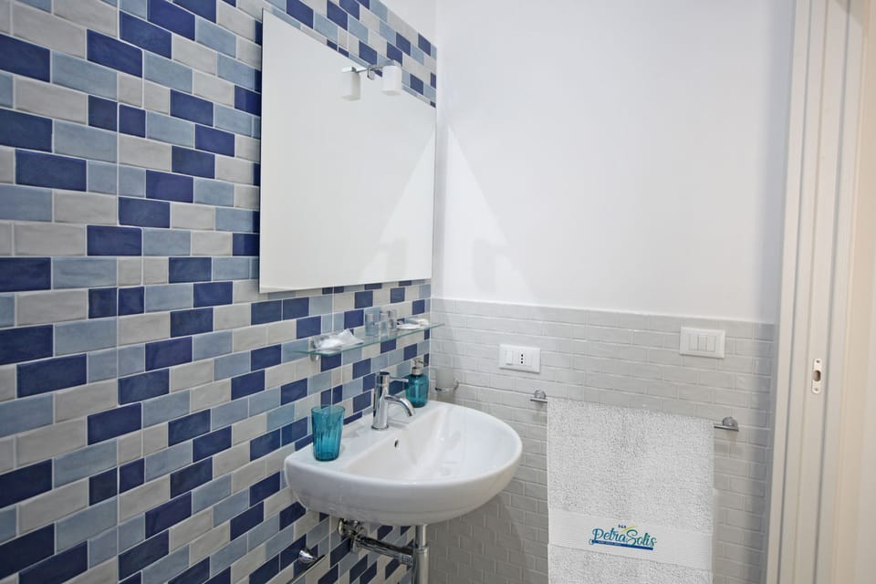 Deluxe Double or Twin Room | Bathroom | Shower, rainfall showerhead, free toiletries, hair dryer
