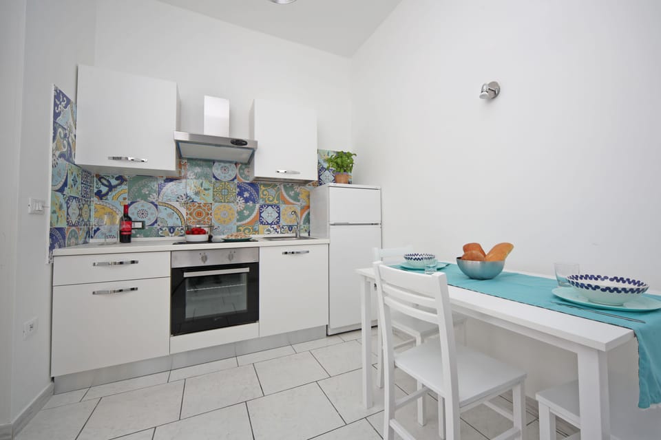 Deluxe Studio | Private kitchen | Highchair, cookware/dishes/utensils, cleaning supplies