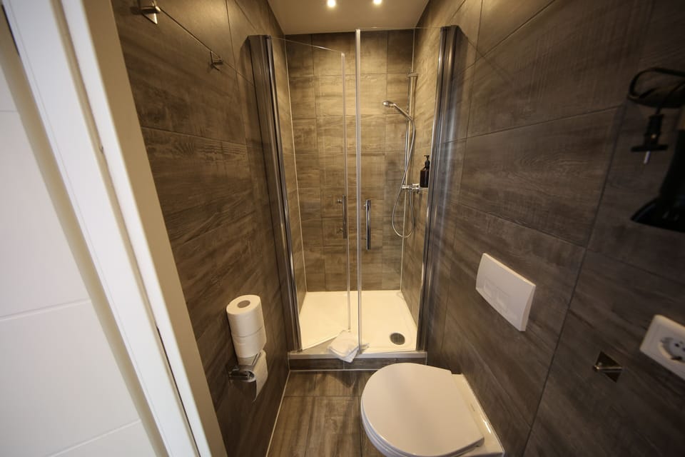 Studio | Bathroom | Shower, hair dryer, towels, soap