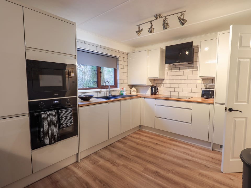 Cottage | Private kitchen | Fridge, dishwasher, electric kettle, toaster