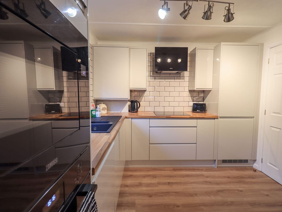 Cottage | Private kitchen | Fridge, dishwasher, electric kettle, toaster