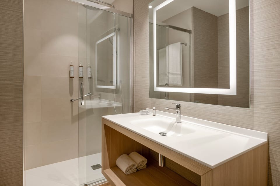 Combined shower/tub, deep soaking tub, designer toiletries, hair dryer