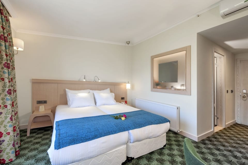 Standard Room | Minibar, in-room safe, desk, soundproofing