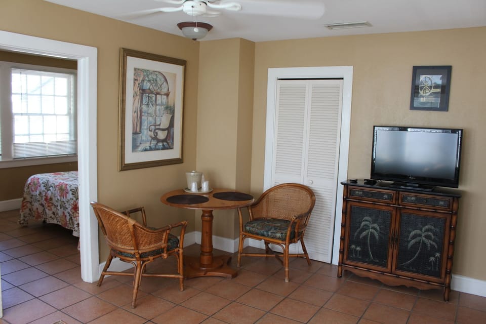 Suite, 2 Bedrooms | In-room dining