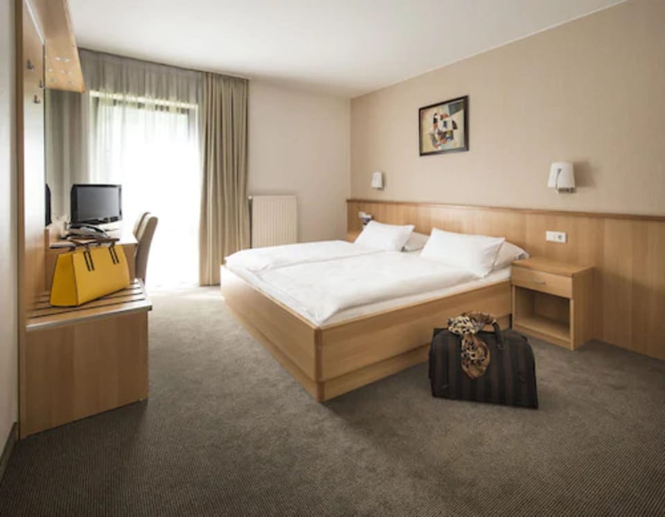 Double Room | Hypo-allergenic bedding, minibar, in-room safe, desk