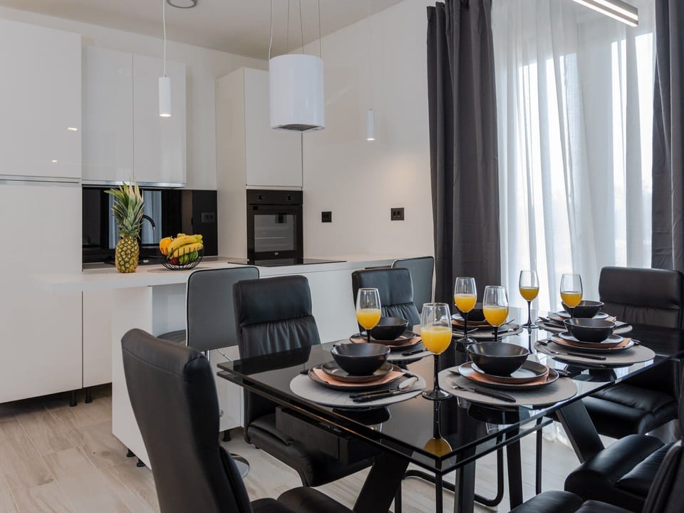 House (Six Bedroom Guest House with Swimming) | Dining room
