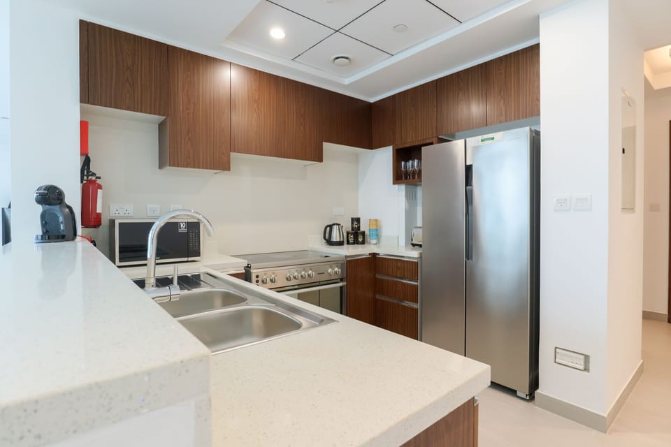 Deluxe Apartment | Private kitchen | Fridge, microwave, oven, stovetop