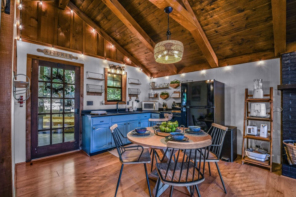 Cabin, 1 Bedroom | Dining