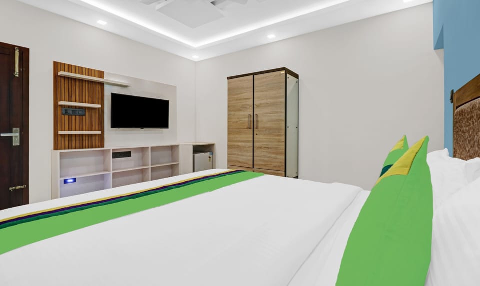 Premium Room | Desk, iron/ironing board