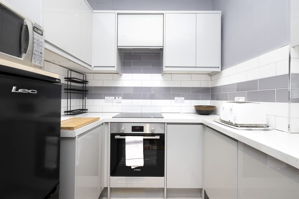 Apartment, 1 Bedroom, Patio | Private kitchen | Fridge, microwave, oven, stovetop