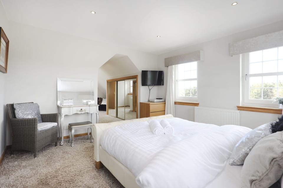 JOIVY Greenknowes Farmhouse Retreat 7 Bed With Hot Tub And Bar House in Scotland