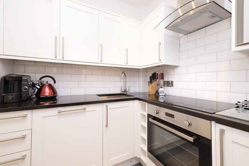 Apartment, 2 Bedrooms | Private kitchen | Fridge, microwave, oven, stovetop