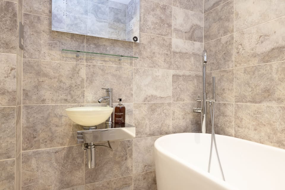 JOIVY Charming 2-Bed Flat Near Edinburgh Castle Apartment in Edinburgh