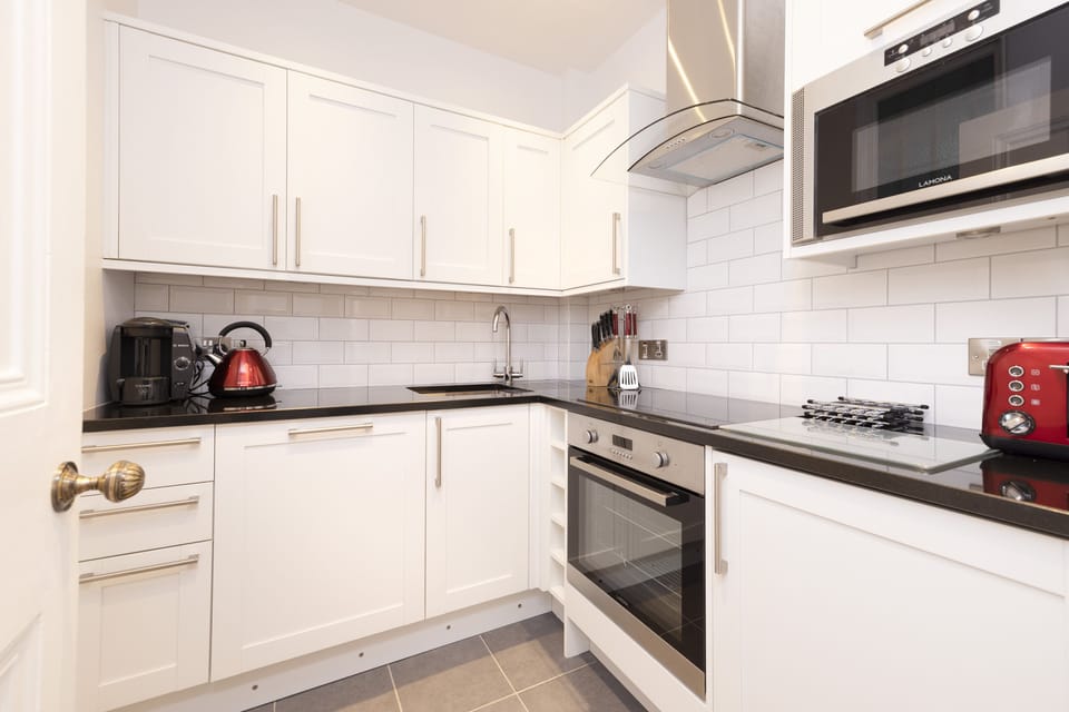 Apartment, 2 Bedrooms | Private kitchen | Fridge, microwave, oven, stovetop