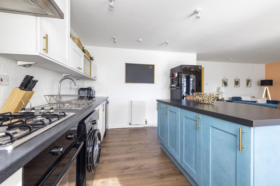 Apartment, 2 Bedrooms | Private kitchen | Fridge, microwave, oven, stovetop