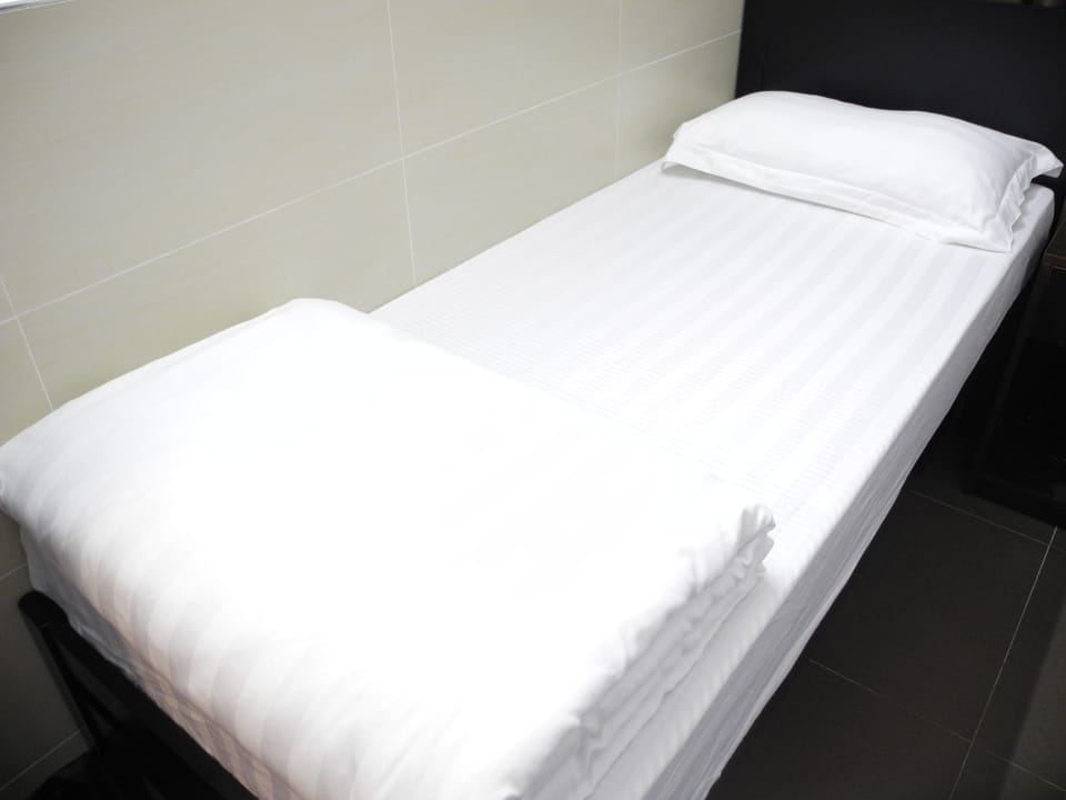Blackout drapes, free WiFi, bed sheets