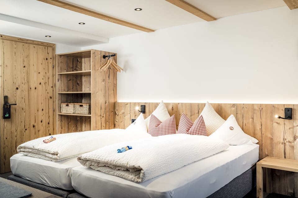 Comfort Triple Room, Private Bathroom | Down comforters, in-room safe, free WiFi, bed sheets