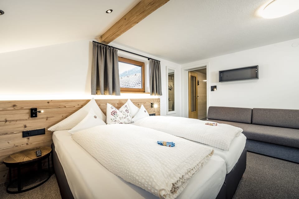 Comfort Triple Room, Private Bathroom | Down comforters, in-room safe, free WiFi, bed sheets