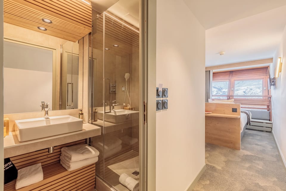 Cabin | Bathroom | Free toiletries, hair dryer, bathrobes, slippers