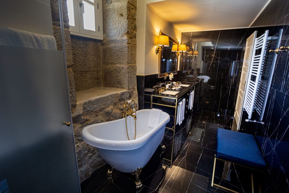 Solar do Requeijo Master Suite | Bathroom | Hair dryer, bathrobes, slippers, towels