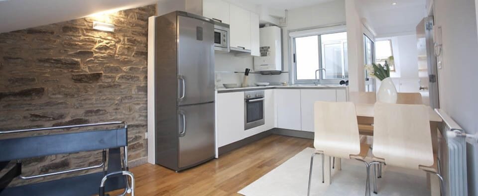 Full-size fridge, microwave, oven, dishwasher