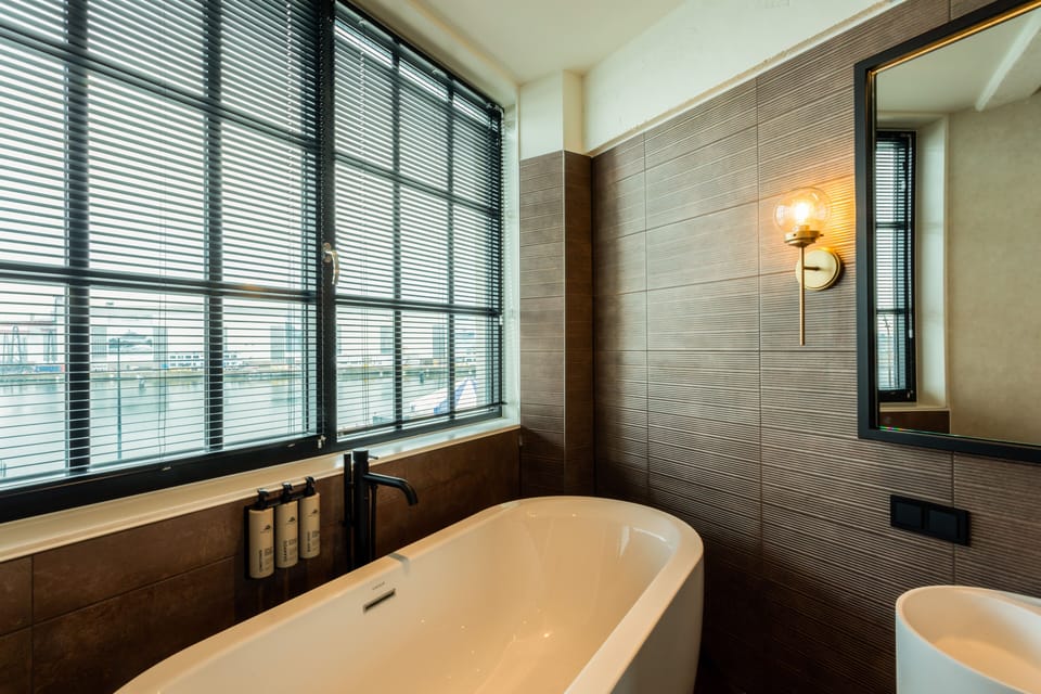 Superior Family Room - no pets allowed | Bathroom | Free toiletries, hair dryer, towels