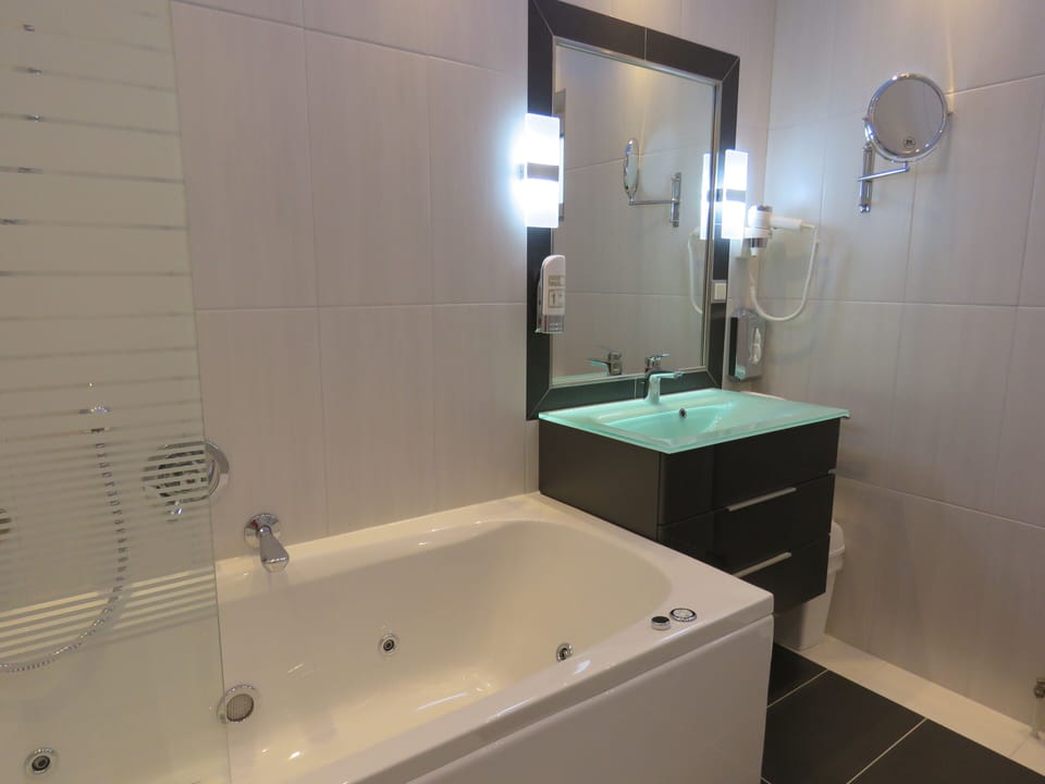 Suite | Bathroom | Free toiletries, hair dryer, bathrobes, slippers