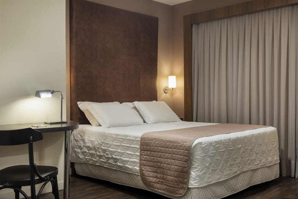 Executive Double Room, 1 Queen Bed | Minibar, in-room safe, desk, laptop workspace