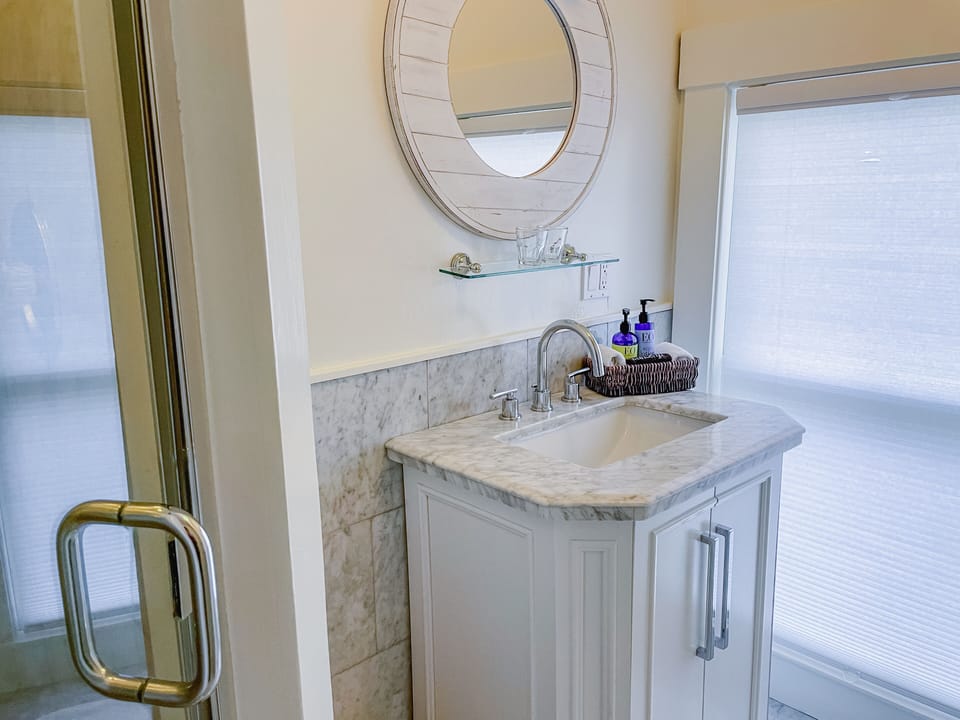 Deluxe Ocean View Queen Suite | Bathroom | Eco-friendly toiletries, hair dryer, bathrobes, towels