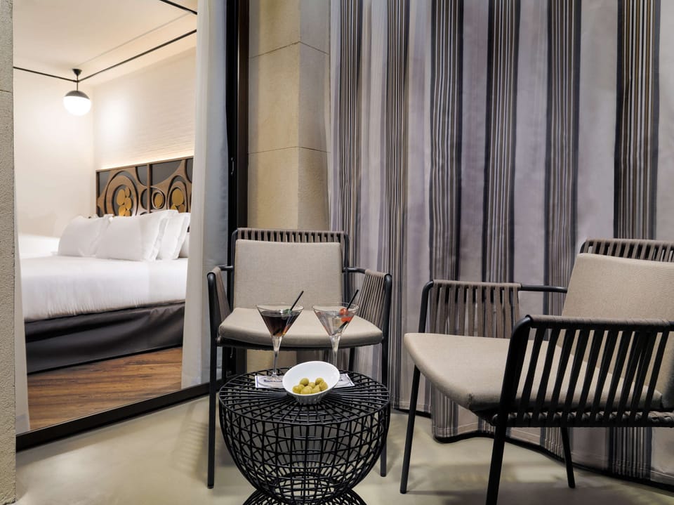 Premium bedding, down comforters, minibar, in-room safe