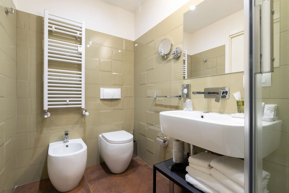 Deluxe Room, 1 Queen Bed | Bathroom | Shower, rainfall showerhead, free toiletries, hair dryer
