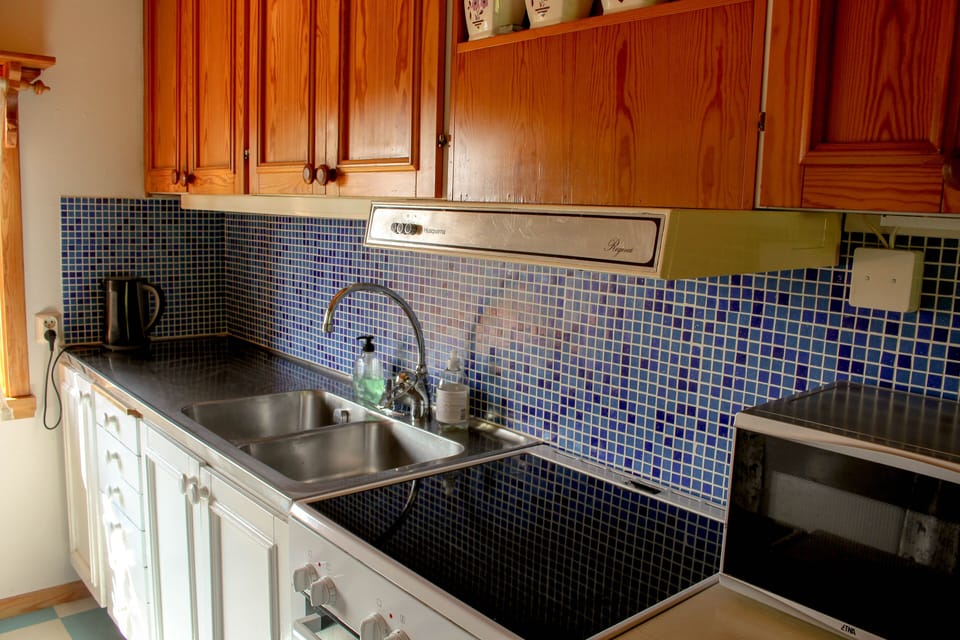 Cottage | Private kitchen | Fridge, microwave, oven, stovetop