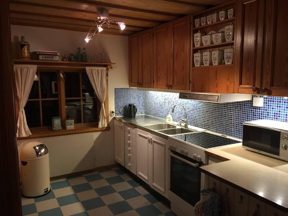 Cottage | Private kitchen | Fridge, microwave, oven, stovetop
