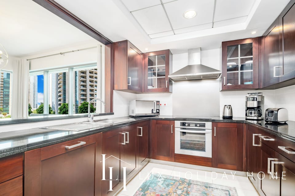 Deluxe Apartment | Private kitchen | Full-size fridge, microwave, oven, stovetop
