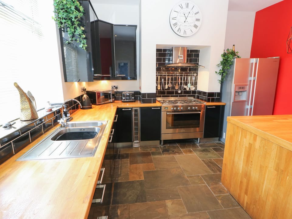 Cottage | Private kitchen | Fridge, dishwasher, electric kettle, toaster
