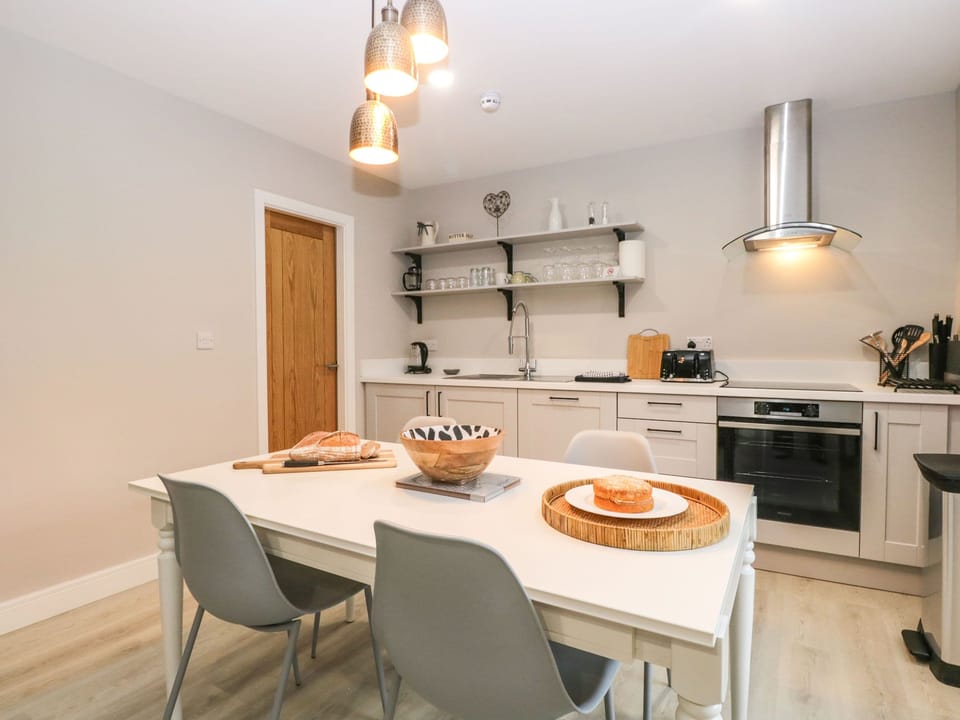 Cottage | Private kitchen | Fridge, dishwasher, electric kettle, toaster