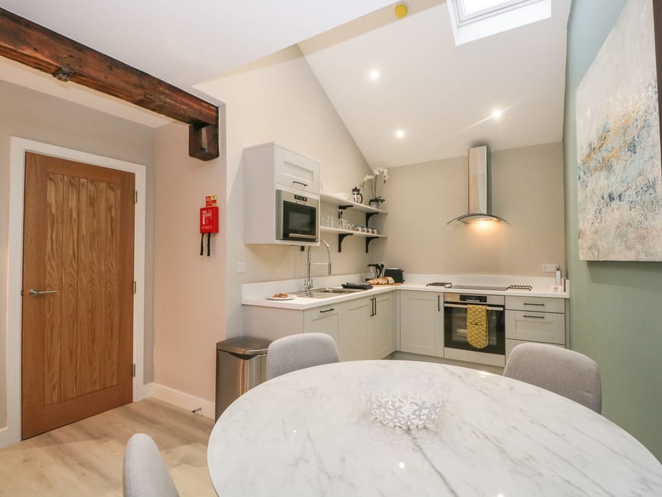 Cottage | Private kitchen | Fridge, dishwasher, electric kettle, toaster