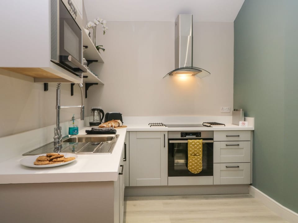 Cottage | Private kitchen | Fridge, dishwasher, electric kettle, toaster