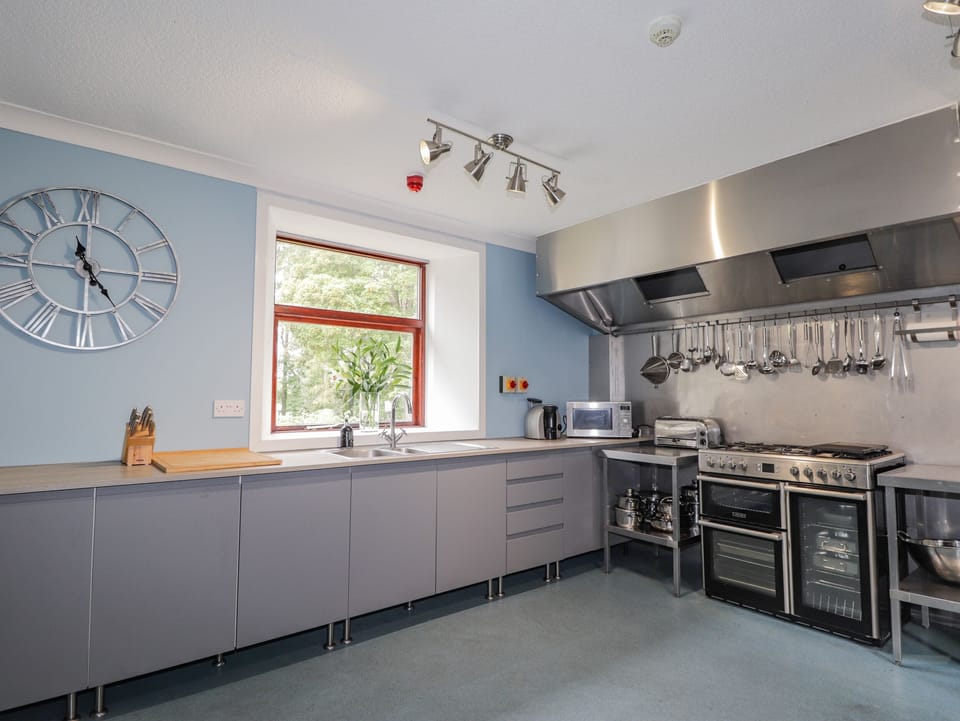 Cottage | Private kitchen | Dishwasher, cookware/dishes/utensils