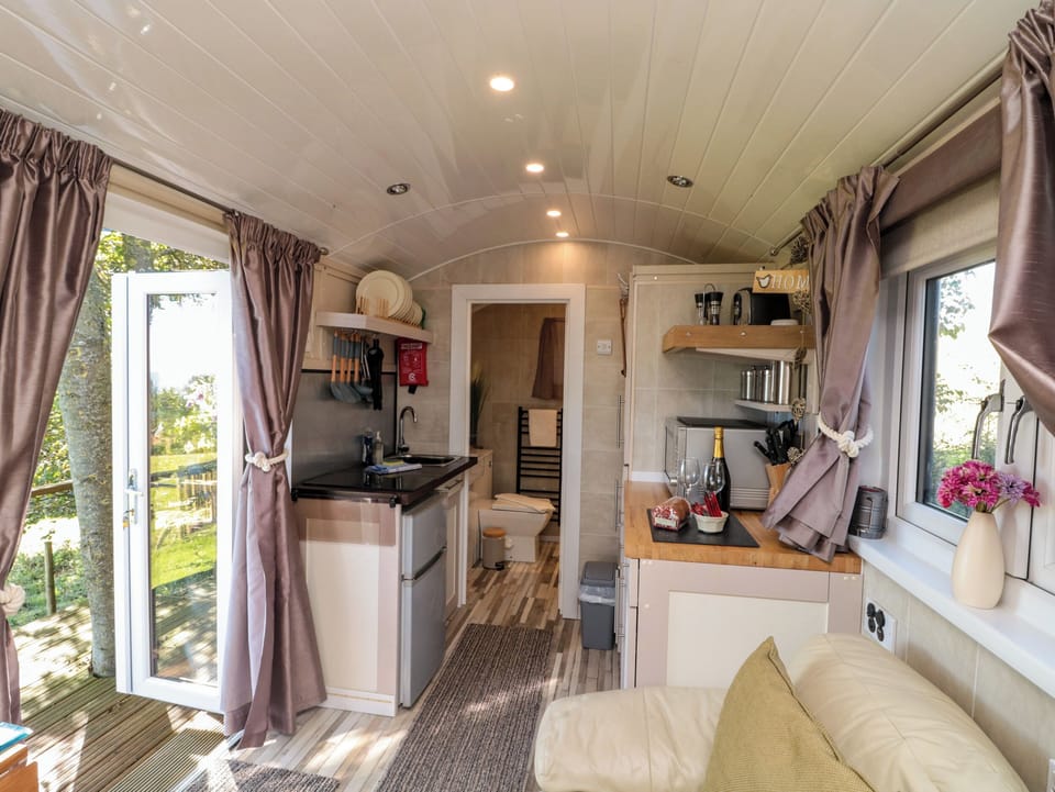 Cottage | Private kitchen | Fridge, electric kettle, toaster, cookware/dishes/utensils