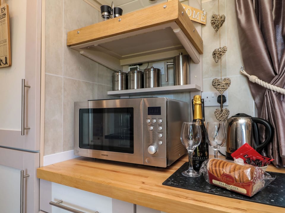 Cottage | Private kitchen | Fridge, electric kettle, toaster, cookware/dishes/utensils