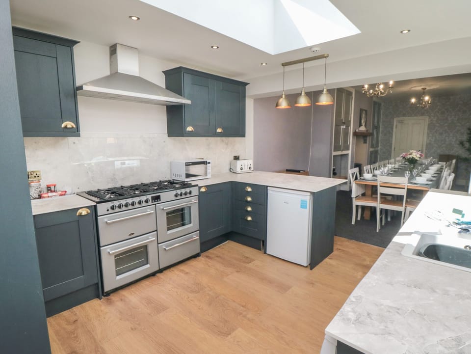 Cottage | Private kitchen | Fridge, dishwasher, electric kettle, toaster