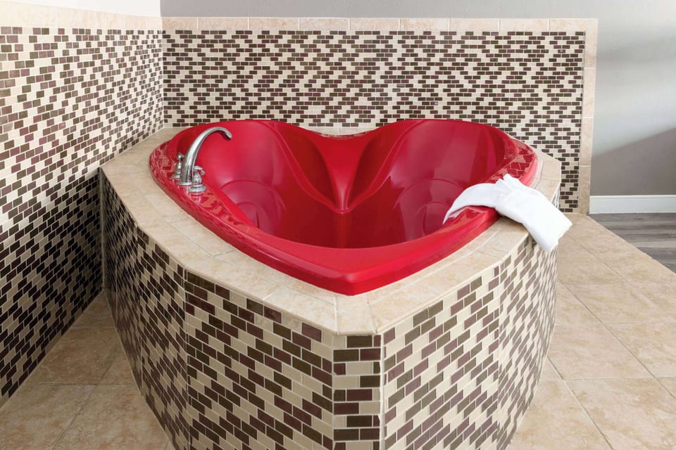 Deluxe Room, 1 King Bed, Non Smoking | Jetted tub