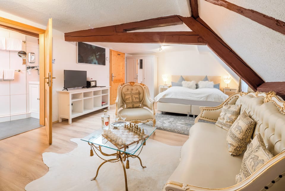 Comfort Apartment | Hypo-allergenic bedding, down comforters, minibar, in-room safe