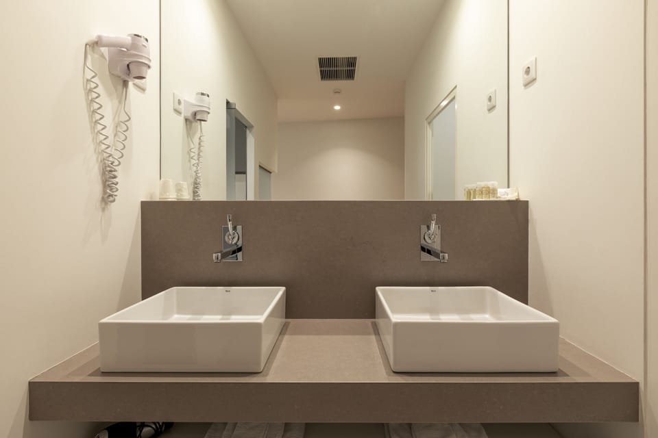 Master Suite | Bathroom | Shower, free toiletries, hair dryer, slippers