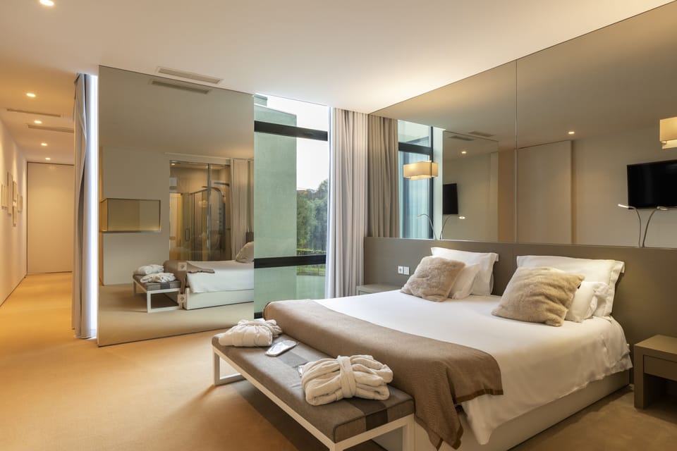 Master Suite | Minibar, in-room safe, desk, blackout drapes