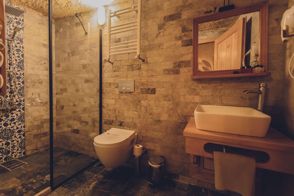 Family Room | Bathroom | Shower, rainfall showerhead, free toiletries, hair dryer