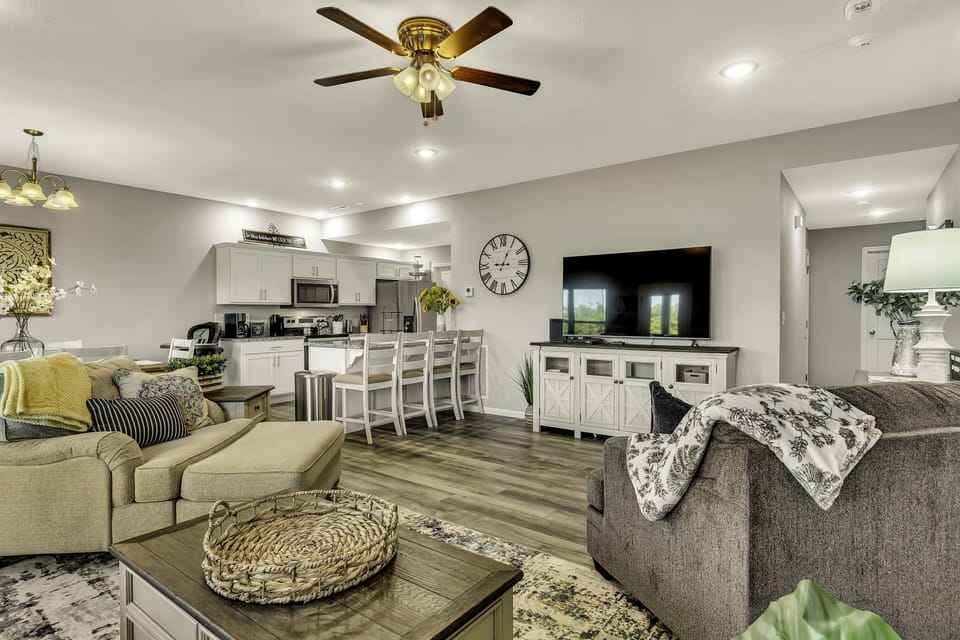 Condo, 3 Bedrooms | Living room | Smart TV