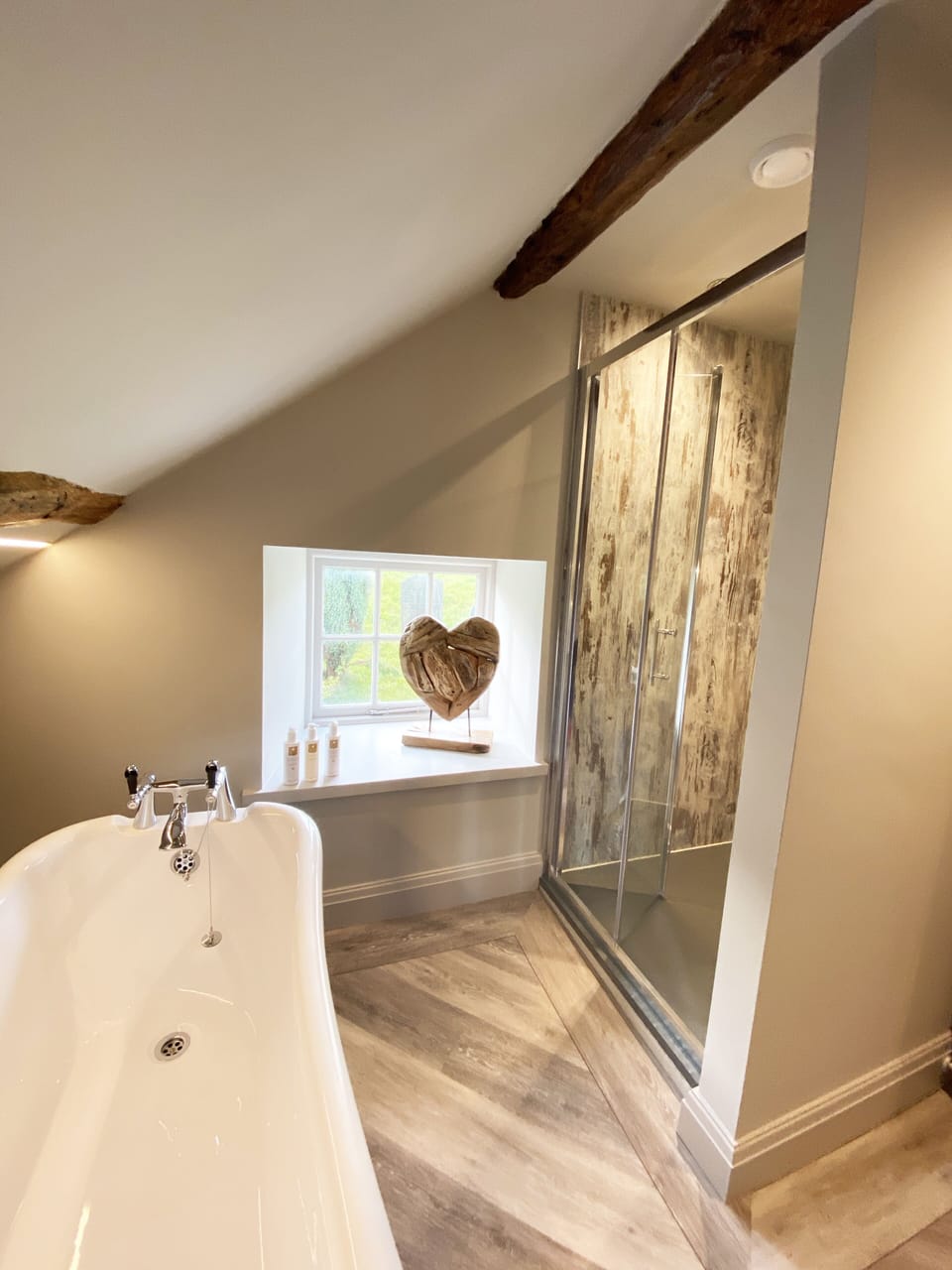 Executive Room | Bathroom | Separate tub and shower, deep soaking tub, rainfall showerhead